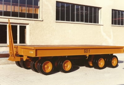 Baujahr 1984, 60 to, 8 Pendelachsen, zwilligsbereift, Standbremse